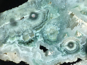 Figure 5 (Right): Specimens showing large spherulites of coarsely crystalline quartz and a very small nucleus. The interspersed outline forms with irregular geometries are cross-sections of such coarse quartz crystals. Similar to Lieber's Fig. 5 (Right). This specimen shown here is also  from an early collection (ORCA), and is a somewhat rare variety. Picture length: ~45mm.